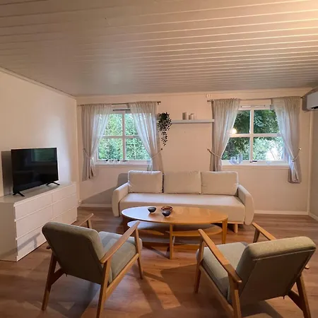 Daire Charming Steps From Center