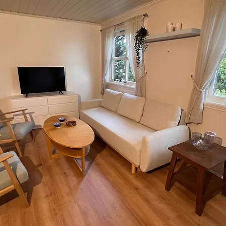 Charming Steps From Center Daire